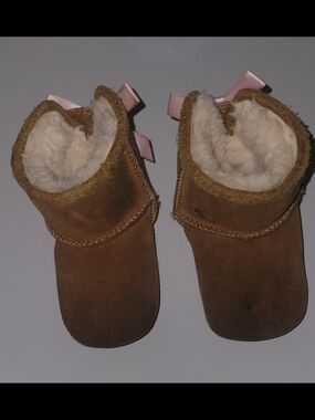 Kids Cozy Shearling-Lined Brown Booties with Pink Bow